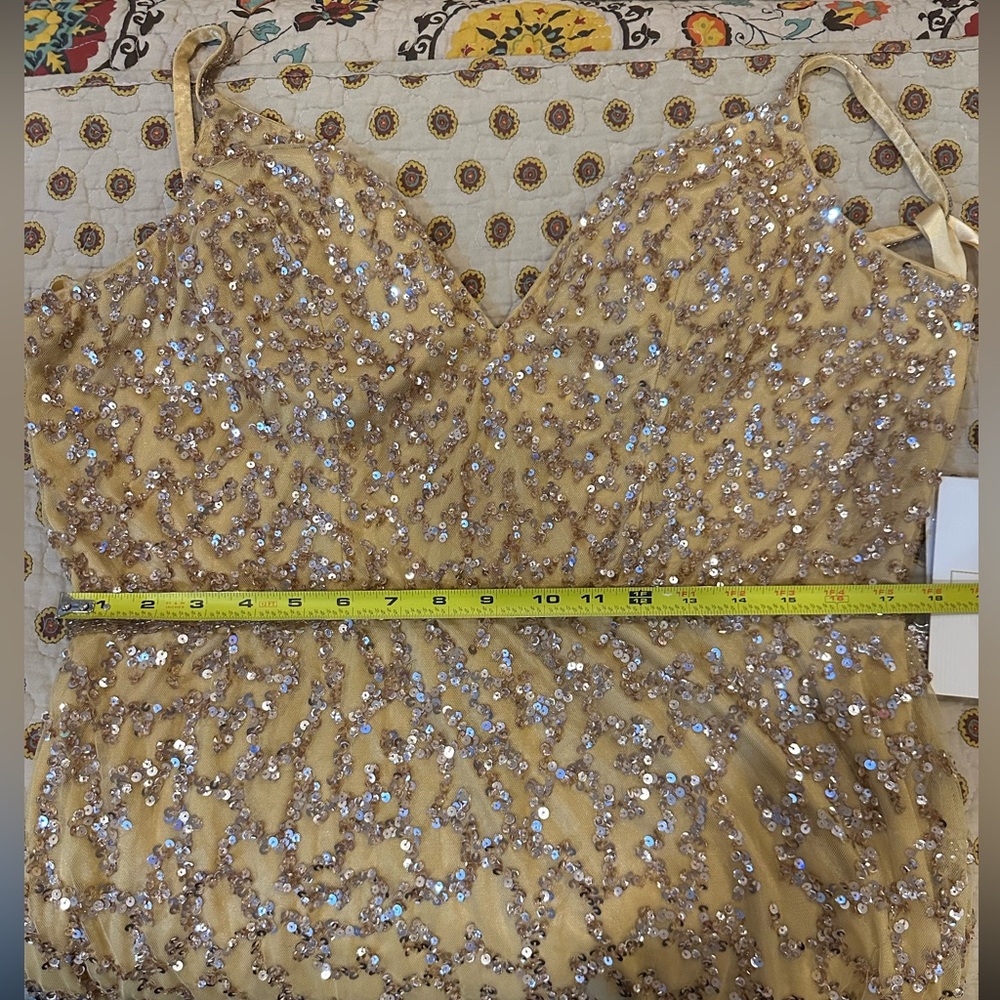 Mac Duggal Sleeveless V-Neck Embellished Beaded Gold Nude Column Gown Size 16 - Picture 10 of 10
